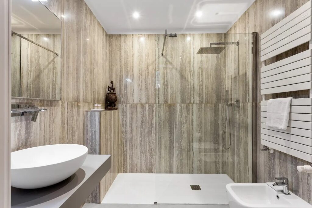 Bagno con dettagli in marmo e ottone – progetto Loveyouvenice