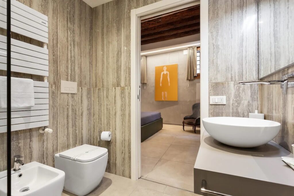 Bagno con dettagli in marmo e ottone – progetto Loveyouvenice