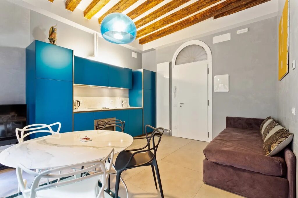 Soggiorno luminoso con travi a vista – interior design Venezia